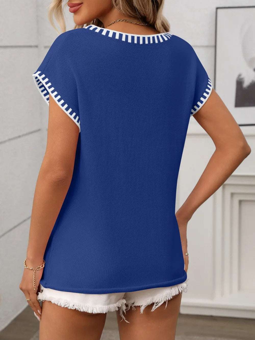 Image of Contrast Trim V-Neck Short Sleeve Knit Top | Queeble.shop