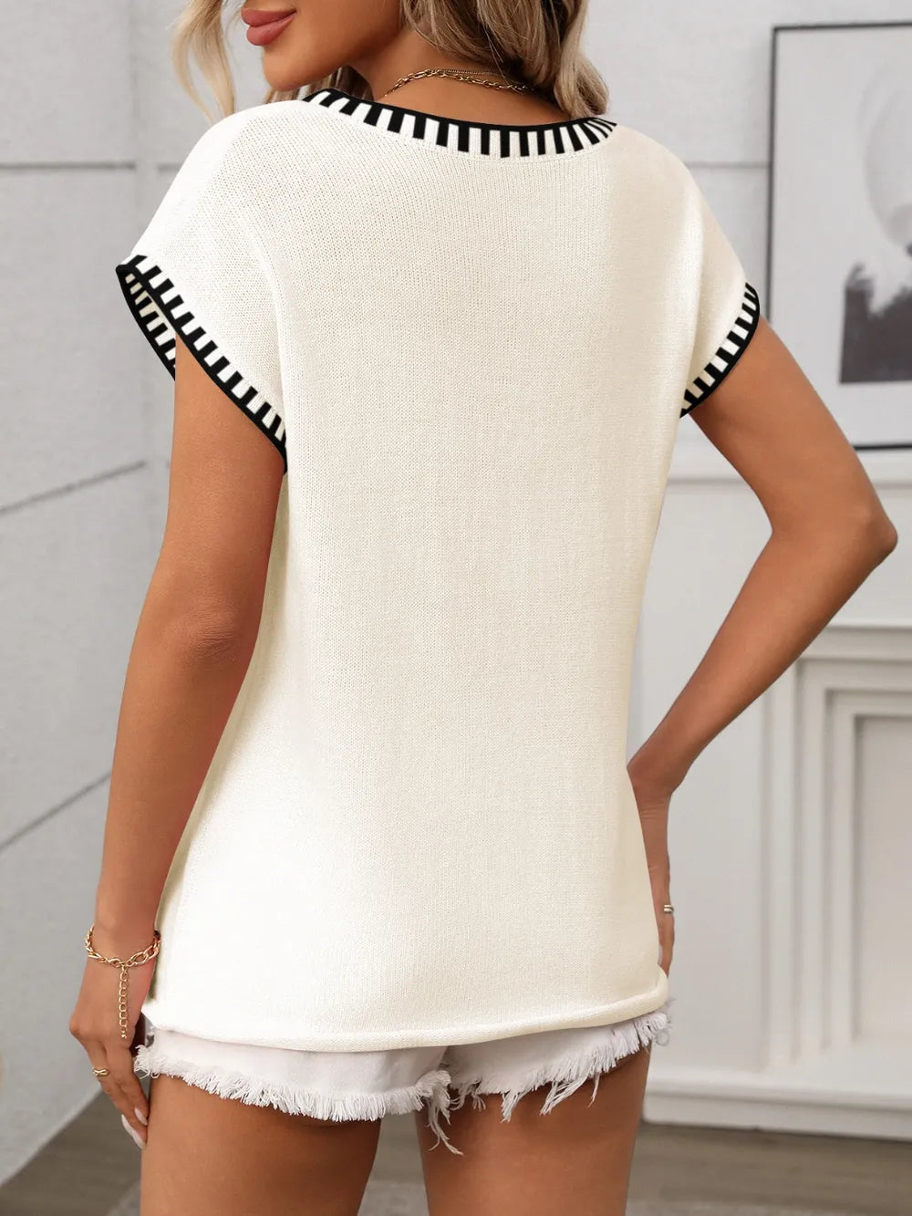 Image of Contrast Trim V-Neck Short Sleeve Knit Top | Queeble.shop