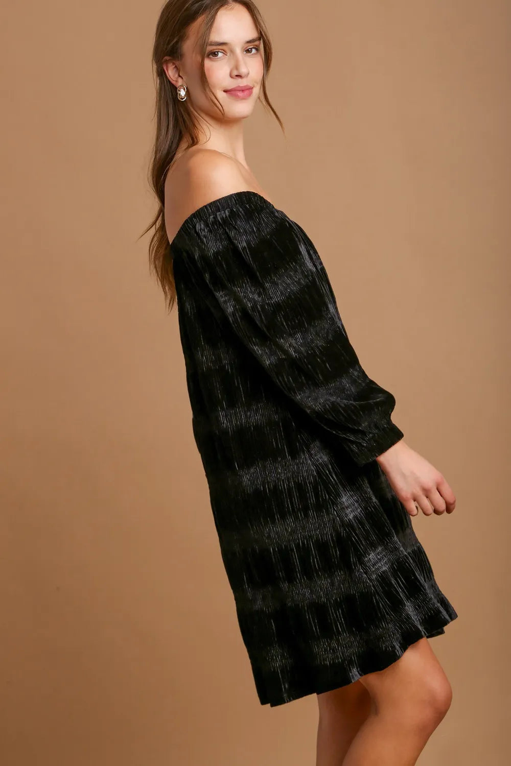 Image of Umgee Off-Shoulder Balloon Sleeve Velvet Mini Dress | Queeble.shop