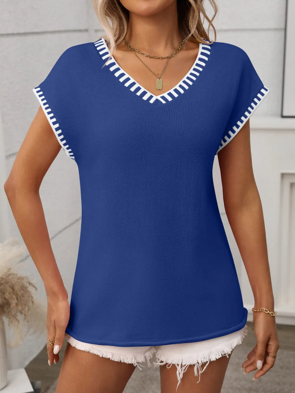 Image of Contrast Trim V-Neck Short Sleeve Knit Top | Queeble.shop