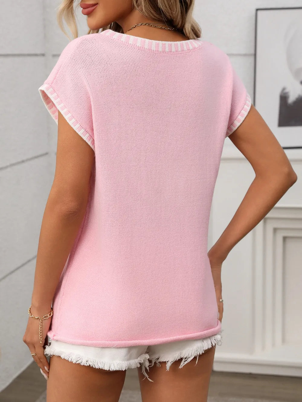 Image of Contrast Trim V-Neck Short Sleeve Knit Top | Queeble.shop