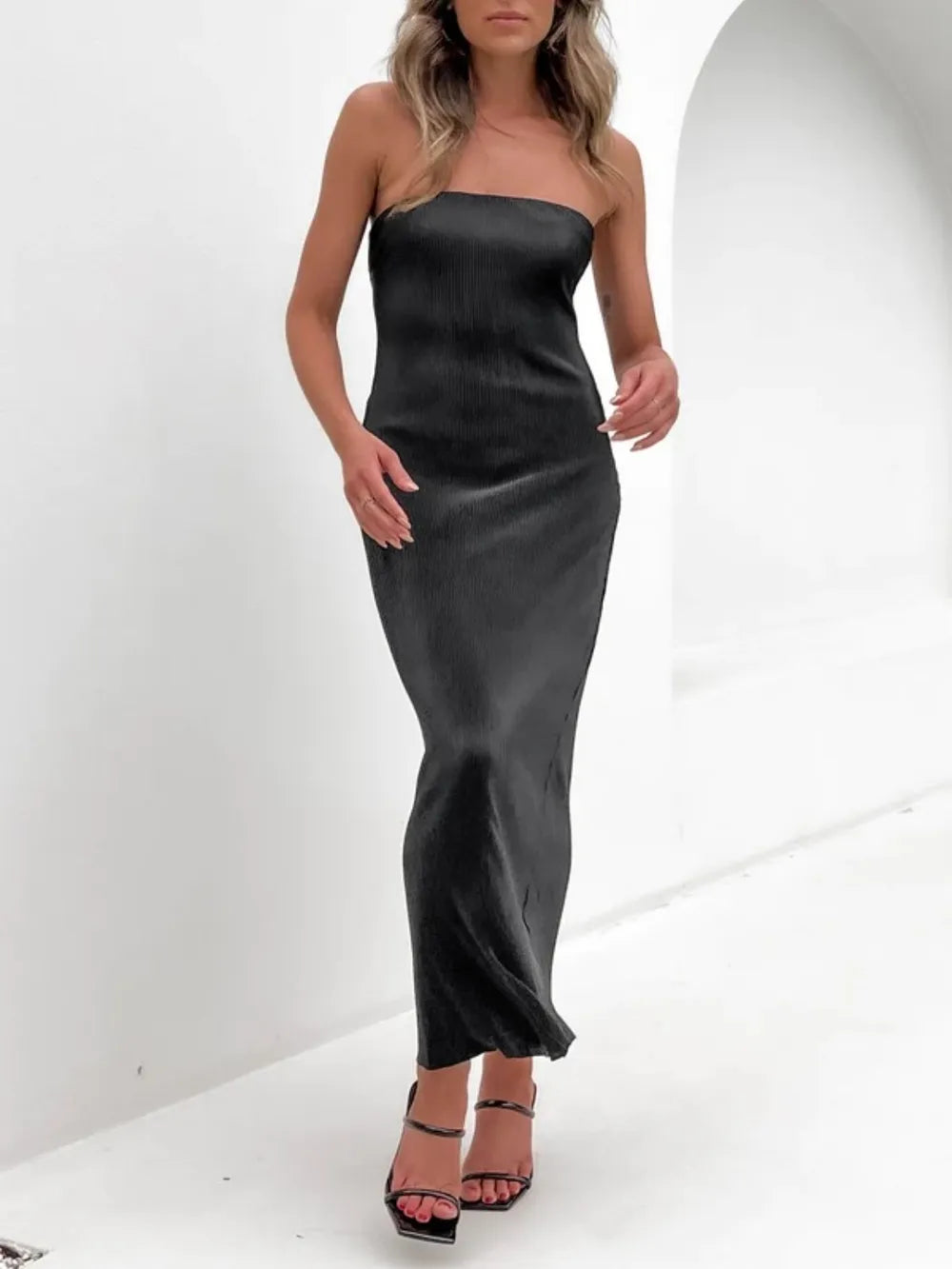 Image of Lace-Up Back Tube Maxi Dress | Queeble.shop