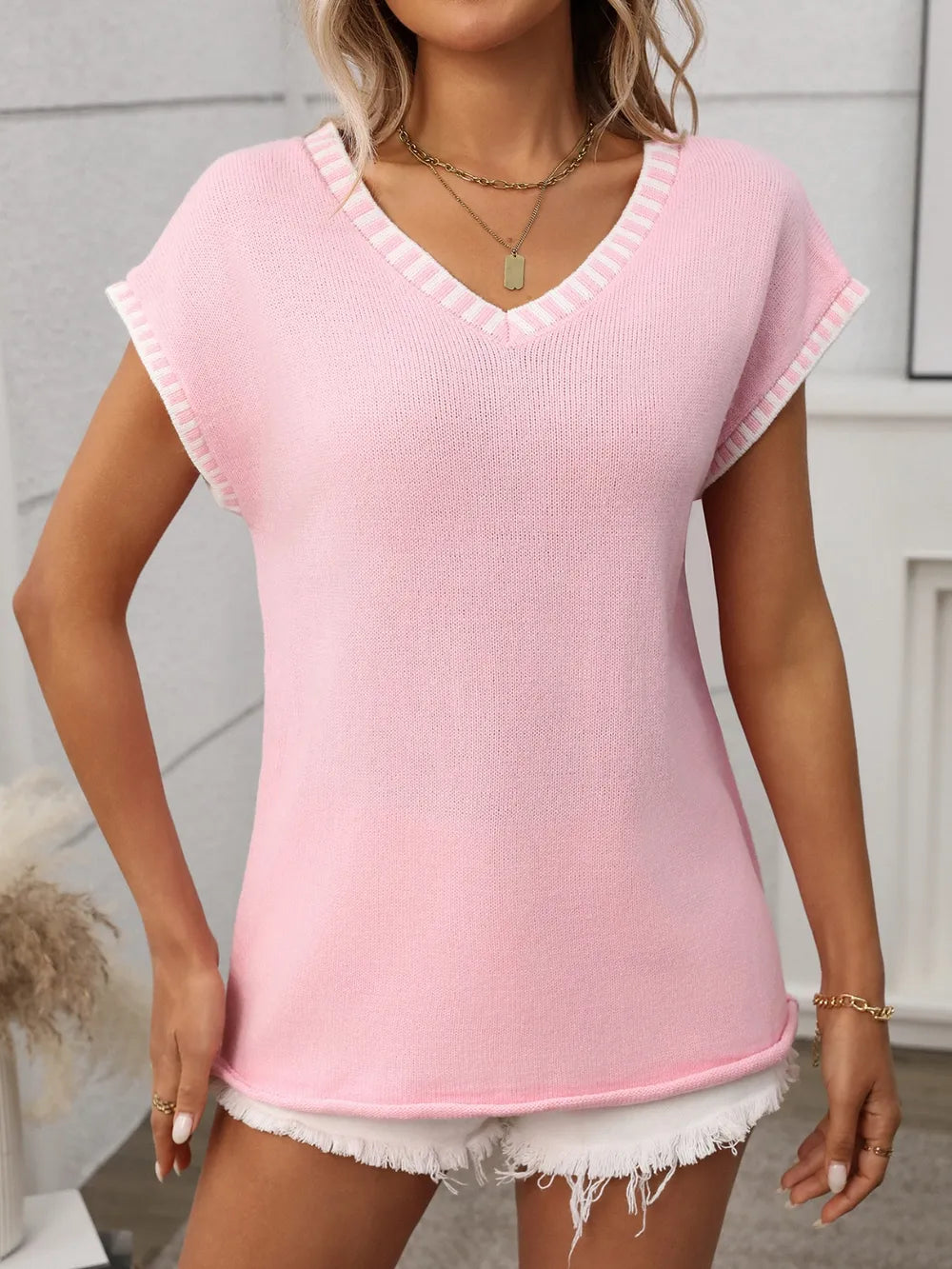 Image of Contrast Trim V-Neck Short Sleeve Knit Top | Queeble.shop