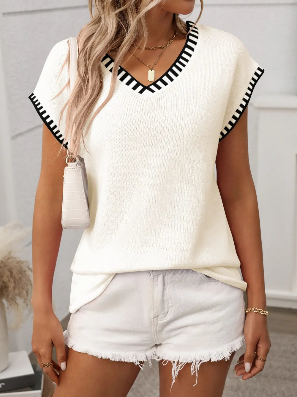 Image of Contrast Trim V-Neck Short Sleeve Knit Top | Queeble.shop
