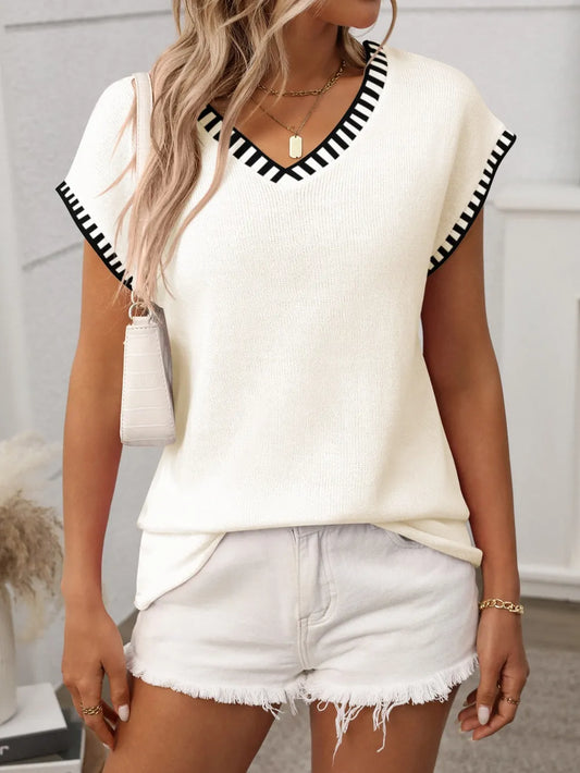Image of Contrast Trim V-Neck Short Sleeve Knit Top | Queeble.shop