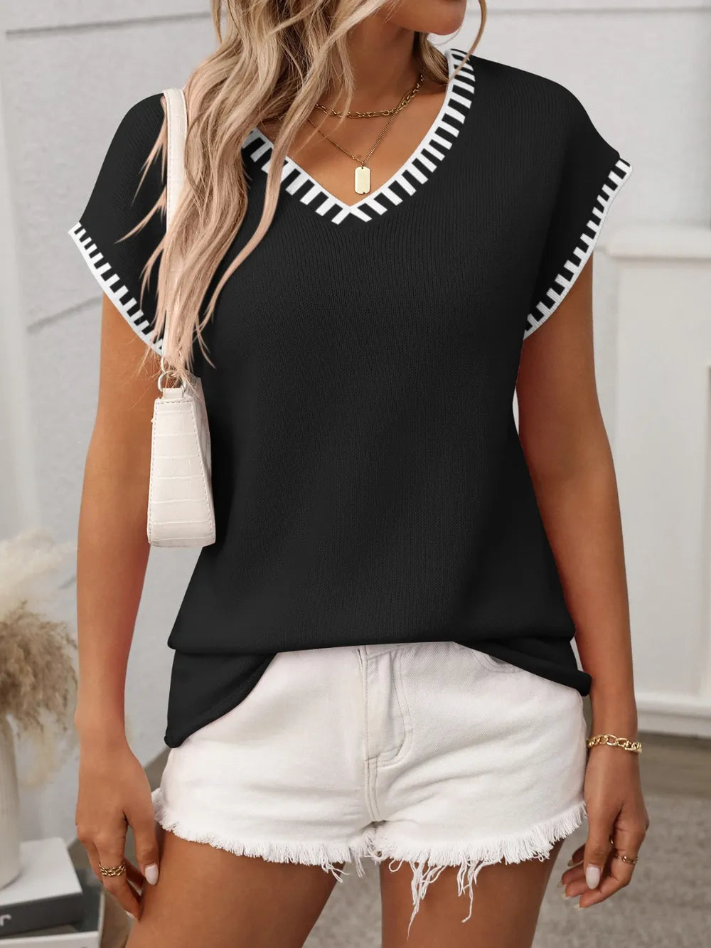 Image of Contrast Trim V-Neck Short Sleeve Knit Top | Queeble.shop
