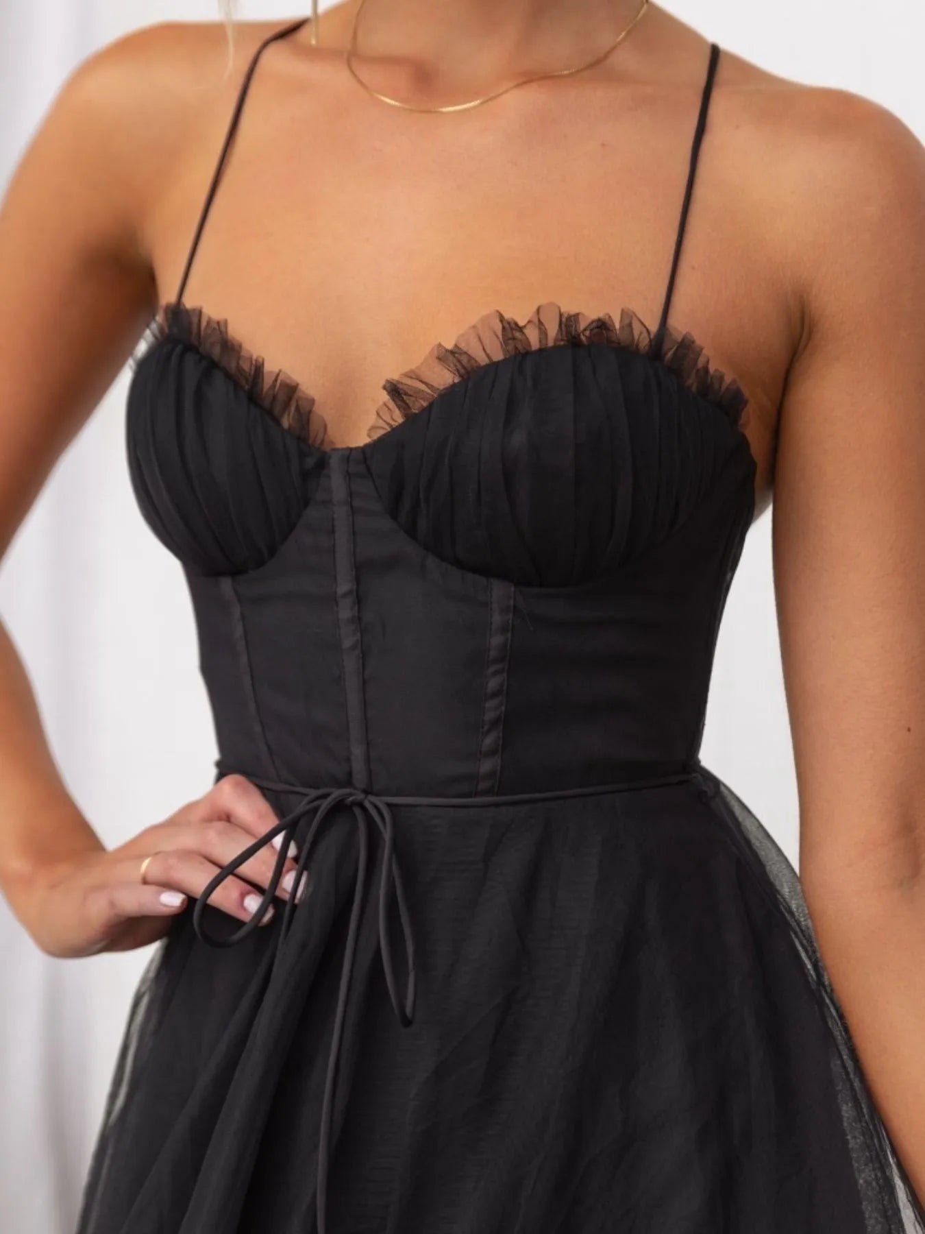 Image of Sweetheart Neck Tulle Midi Dress | Queeble.shop