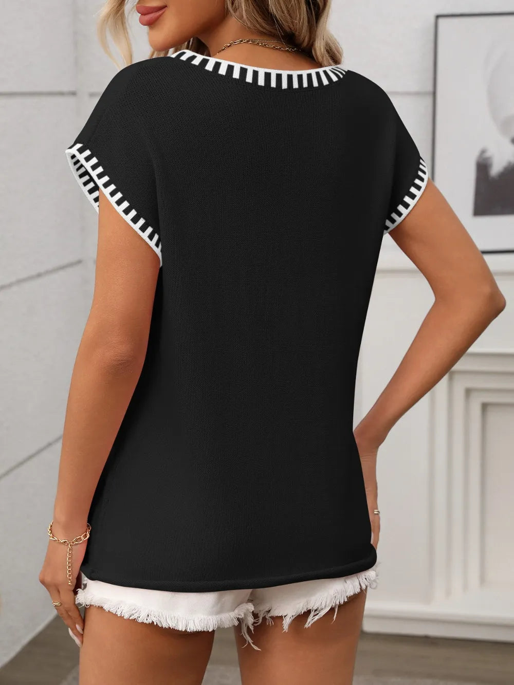 Image of Contrast Trim V-Neck Short Sleeve Knit Top | Queeble.shop