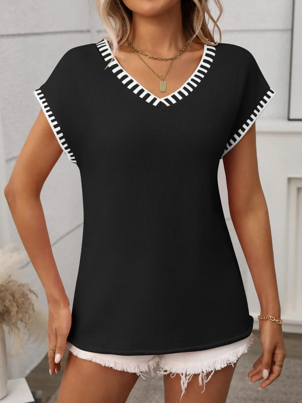 Image of Contrast Trim V-Neck Short Sleeve Knit Top | Queeble.shop